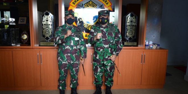 Pangdam VI Mulawarman Mayjen TNI Heri Wiranto dan Danlanal Balikpapan Kolonel Laut (P) Siswo Widodo. Foto : HO.