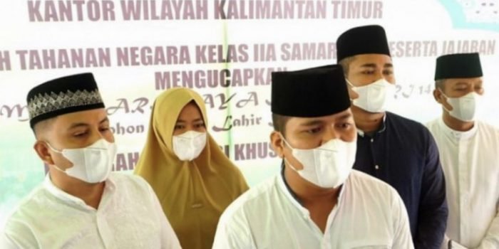 Kepala Rutan Kelas II A Samarinda Alanta Imanuel Ketaren bersama jajaran petugas rutan saat menyampaikan keterangan resmi kepada awak media di Samarinda, Kamis (13/5/2021).