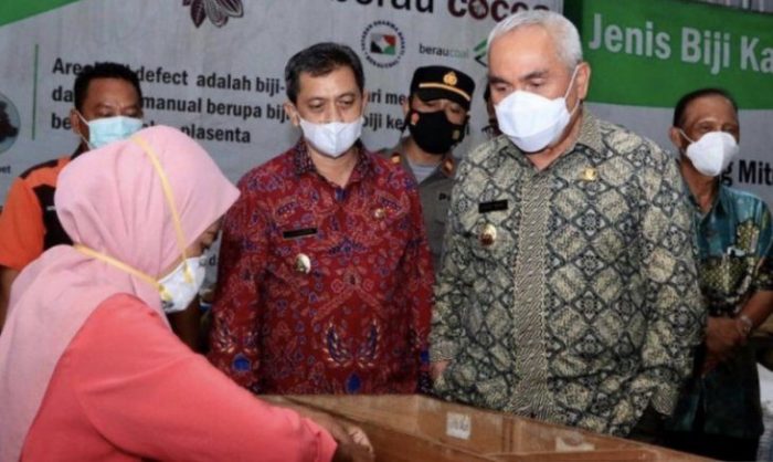 Gubernur Kaltim Isran Noor didampingi Wakil Gubernur Hadi Mulyadi saat meninjau produk olahan kakao di halaman Workshop Politeknik Sinar mas Berau Coal, Berau. Jumat (25/6/2021). Foto : HO.