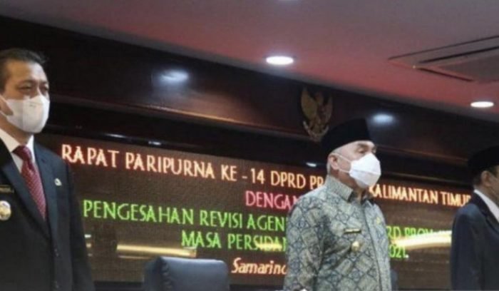 Penyerahan Opini WTP atas LKPD Pemprov Kaltim dilakukan oleh Anggota VI BPK RI Prof Harry Azhar kepada Gubernur Kaltim Dr H Isran Noor dan Ketua DPRD Kaltim H Makmur HAPK pada Rapat Paripurna ke-14 DPRD Kaltim di Gedung D Lantai 6 DPRD Kaltim, Senin (31/05/2021). Foto : HO/Humas Pemprov Kaltim.