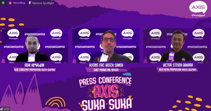 Head Consumer Proposition Youth Segment XL Axiata, Adhi Himawan, (Plt) Chief Marketing Officer XL Axiata, Alfons Eric Bosch Sansa dan Head retail Proposition Youth Segment XL Axiata, Victor Steven Bakara dalam acara peluncuran paket inovatif “Suka Suka” secara virtual di Jakarta, Senin (28/6/2021). Foto : HO.