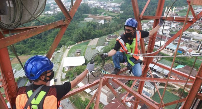 Teknisi XL Axiata sedang melakukan pemeliharaan perangkat BTS yang berada di lereng gunung Sumbing, Dusun Marongan, Sukomakmur, tidak jauh dari obyek wisata Nepal van Java, Kecamatan Kajoran, Kabupaten Magelang, Provinsi Jawa Tengah, Senin (07/06/2021).Foto : HO.