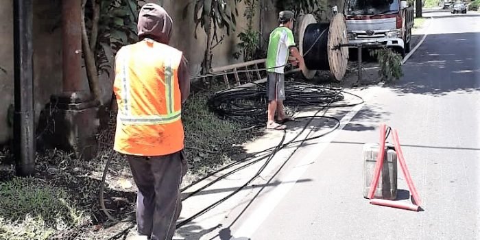 Sejumlah pekerja dalam proyek jalur fiber XL Axiata di Kecamatan Baturiti, Kabupaten Tabanan, Provinsi Bali, awal Juni 2021. Foto : HO.