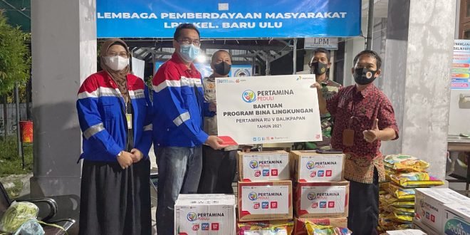 Pertamina RU Balikpapan kembali menunjukkan kepeduliannya dengan memberikan bantuan kepada korban bencana. Penyerahan bantuan dilakukan di Posko Kantor Kelurahan Baru Ulu. Foto : HO.