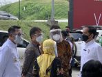 Presiden RI Joko Widodo (kanan) didampingi oleh Gubernur Jawa Barat, Ridwan Kamil (kiri), Menteri Kesehatan Republik Indonesia, Budi Gunadi Sadikin (kedua kiri), Rektor Universitas Indonesia, Prof. Ari Kuncoro, S.E., M.A., Ph.D (ketiga kiri) dan Direktur RSUI, dr. Astuti Giantini (tengah) meninjau Sentra Vaksinasi Indonesia Bangkit di RSUI, Depok, Rabu (9/6/2021). Foto : HO.