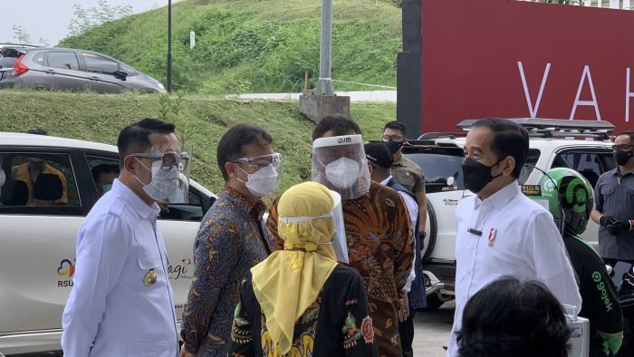 Presiden RI Joko Widodo (kanan) didampingi oleh Gubernur Jawa Barat, Ridwan Kamil (kiri), Menteri Kesehatan Republik Indonesia, Budi Gunadi Sadikin (kedua kiri), Rektor Universitas Indonesia, Prof. Ari Kuncoro, S.E., M.A., Ph.D (ketiga kiri) dan Direktur RSUI, dr. Astuti Giantini (tengah) meninjau Sentra Vaksinasi Indonesia Bangkit di RSUI, Depok, Rabu (9/6/2021). Foto : HO.