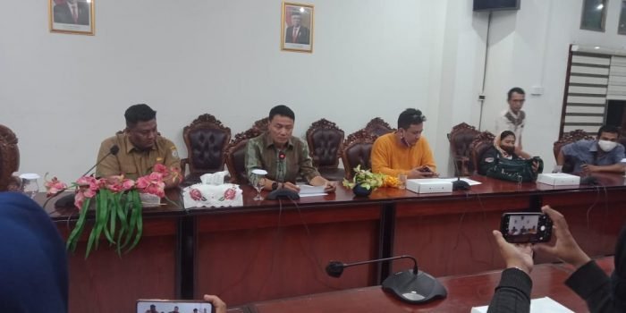 Sekwan Sudirman Djayaleksana didampingi Kabag Humas DPRD Kota Balikpapan Yoseph menyampaikan regulasi pelaksanaan Rapat Paripurna ke-22 masa sidang II tahun 2021 yang akan dilangsungkan di Ballroom Hotel Novotel Balikpapan pada Rabu (2/6/2021). Foto : BorneoFlash.com/Muhammad Eko.