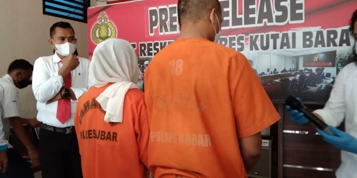 Kedua tersangka pembuatan surat swab antigen palsu yang berhasil diamankan oleh Polres Kubar. Foto : BorneoFlash.com/Muhammad Eko.