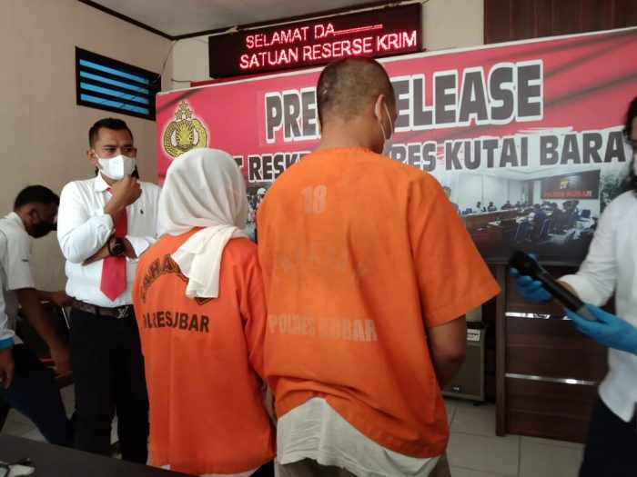 Kedua tersangka pembuatan surat swab antigen palsu yang berhasil diamankan oleh Polres Kubar. Foto : BorneoFlash.com/Muhammad Eko.