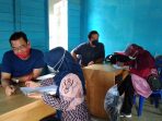 Tim kantor Bahasa Provinsi Kaltim saat melakukan pengumpulan kosakata bahasa daerah Dayak Bahau di Kampung Ngenyan Asa, Kecamatan Barong Tongkok, Kabupaten Kutai Barat. Foto : BorneoFlash.com/Muhammad Eko.