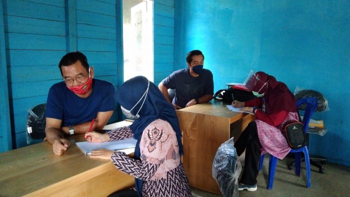 Tim kantor Bahasa Provinsi Kaltim saat melakukan pengumpulan kosakata bahasa daerah Dayak Bahau di Kampung Ngenyan Asa, Kecamatan Barong Tongkok, Kabupaten Kutai Barat. Foto : BorneoFlash.com/Muhammad Eko.