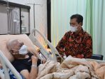 Wakil Gubernur Kaltim, H. Hadi Mulyadi, S.Si, M.Si menyempatkan diri menjenguk Mantan Gubernur Kalimantan Timur periode  2008-2013, Dr. H. Awang Faroek Ishak, MM, M.Si, di RSPAD GATOT Soebroto, Ruang rawat inap Paviliun Kartika, Rabu (2/6/2021). Foto : HO/Diskominfo Kaltim.