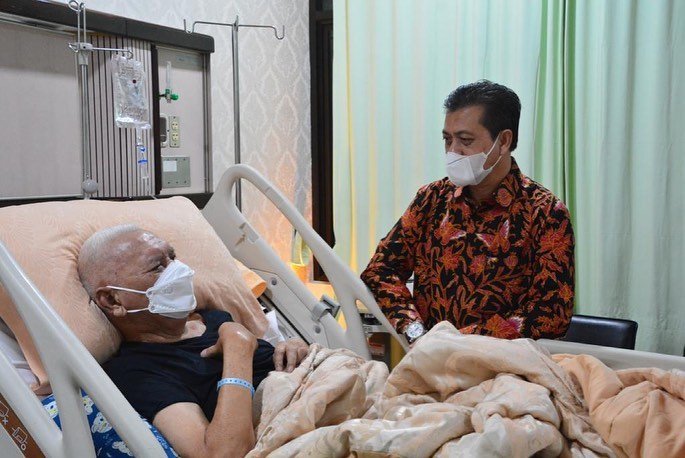Wakil Gubernur Kaltim, H. Hadi Mulyadi, S.Si, M.Si menyempatkan diri menjenguk Mantan Gubernur Kalimantan Timur periode  2008-2013, Dr. H. Awang Faroek Ishak, MM, M.Si, di RSPAD GATOT Soebroto, Ruang rawat inap Paviliun Kartika, Rabu (2/6/2021). Foto : HO/Diskominfo Kaltim.