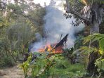 Kondisi api yang terlihat membesar  di rumah Suyono Jalan PDAM Km 12 RT 16 Kelurahan Karang Joang pada Kamis (3/6/2021) pagi. Foto : BorneoFlash.com/Muhammad Eko.