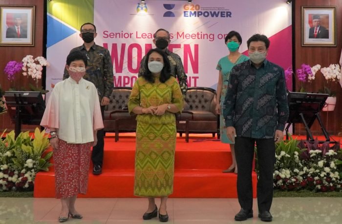 Menteri PPPA, Bintang Puspayoga (tengah) bersama Direktur & Chief Strategic Transformation and Information Officer XL Axiata, Yessie D. Yosetya (kanan belakang) serta para advocates dalam Forum G20 Empower Indonesia - Senior Leaders Meeting on Woman Empowerment di Jakarta, Kamis (27/5/2021). Foto : HO.