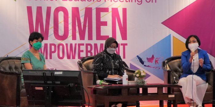 Direktur & Chief Strategic Transformation and Information Officer XL Axiata Yessie D. Yosetya (kiri) yang juga menjabat sebagai chair dari G20 Empower mewakili Indonesia menyampaikan paparan di depan Forum G20 Empower Indonesia - Senior Leaders Meeting on Woman Empowerment, Kamis (27/5/2021). Foto : HO.