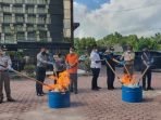 Karantina Pertanian Balikpapan melakukan pemusnahan terhadap media pembawa berupa benih sebanyak 5,989 Kg yang berasal dari berbagai Negara, Kamis (3/6/2021). Foto : HO.