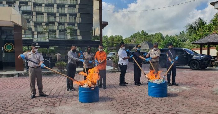 Karantina Pertanian Balikpapan melakukan pemusnahan terhadap media pembawa berupa benih sebanyak 5,989 Kg yang berasal dari berbagai Negara, Kamis (3/6/2021). Foto : HO.