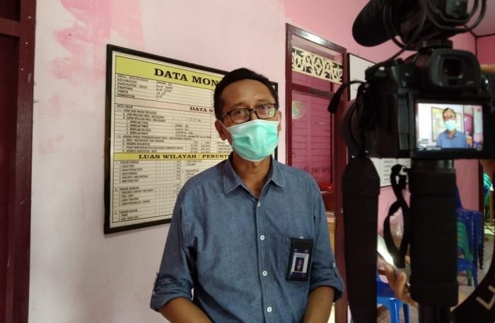 Kepala Kantor Bahasa Provinsi Kaltim, Anang Santosa saat diwawancarai awak media diselah kegiatan pengumpulan kosakata bahasa daerah Dayak Bahau di Kutai Batat. Foto : BorneoFlash.com/Lilis Suryani.