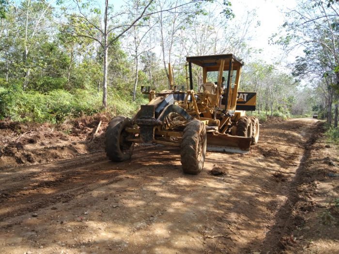 Sejumlah alat berat yang diturunkan untuk menyelesaikan perbaikan akses jalan menuju TPA Gesaliq yang dilalui oleh truk sampah dan juga masyarakat di Kutai Barat. Foto : BorneoFlash.com/Lilis Suryani.