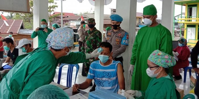 Motoris Speed Boat dan Warga Lansia di Kutai Barat Jalani Vaksin Massal di Pelabuhan Tering