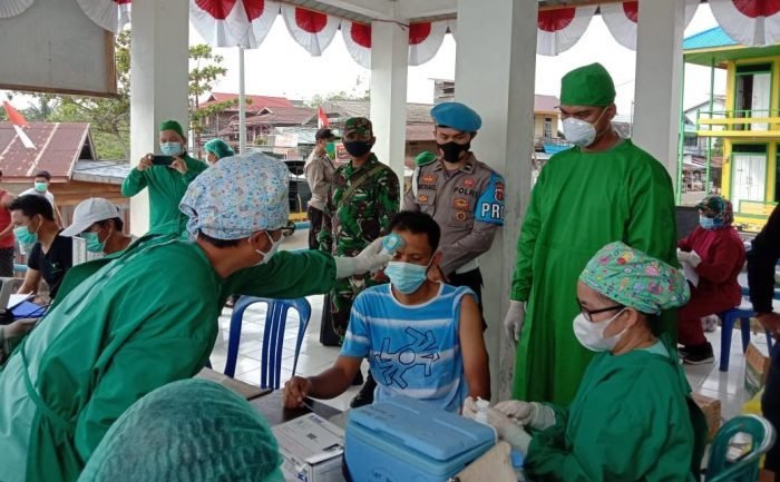 Pelaksanaan vaksinasi massal yang diperuntukkan bagi masyarakat yang berada di Kecamatan Tering, khususnya untuk motoris speedboat dan lansia di Kutai Barat. Foto : BorneoFlash.com/Lilis Suryani.