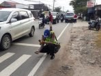 Petugas saat melakukan olah TKP laka lantas yang terjadi di Jalan Mulawarman di depan gang SD Negeri 005 Kelurahan Manggar Kecamatan Balikpapan Timur sekitar pukul 07.00 Wita pada Sabtu (29/5/2021) lalu. Foto : BorneoFlash.com/Muhammad Eko.