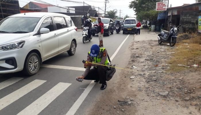 Petugas saat melakukan olah TKP laka lantas yang terjadi di Jalan Mulawarman di depan gang SD Negeri 005 Kelurahan Manggar Kecamatan Balikpapan Timur sekitar pukul 07.00 Wita pada Sabtu (29/5/2021) lalu. Foto : BorneoFlash.com/Muhammad Eko.