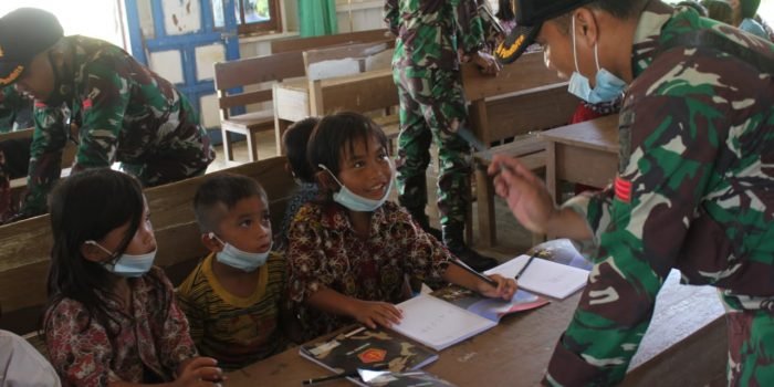 Menghadapi Ujian Sekolah, Satgas Pamtas Yonif 614/RJP Turut Mengajar