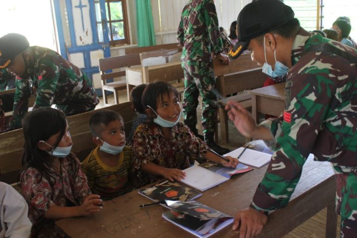 Prajurit Satgas Pamtas RI-Malaysia Yonif 614/Rjp memberikan bantuan  Tenaga Pendidik (GADIK) kepada SDN 009 Malinau Barat Desa Punan Bengalon, Kabupaten Malinau Kalimantan Utara. Jum'at (4/6/2021) lalu. Foto : HO.