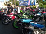 Beberapa kendaraan R2 yang menggunakan knalpot non standar yang diamankan di Mapolresta Balikpapan. Foto : BorneoFlash.com/Muhammad Eko.
