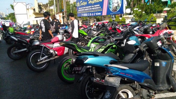 Beberapa kendaraan R2 yang menggunakan knalpot non standar yang diamankan di Mapolresta Balikpapan. Foto : BorneoFlash.com/Muhammad Eko.