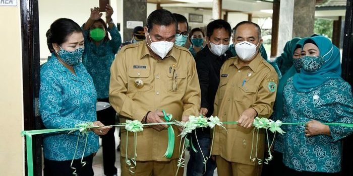 Bupati Kutai Barat FX.Yapan, SH., didampingi Ketua Tim Penggerak PKK Kubar Yayuk Seri Rahayu,S.ST. meresmikan kantin IKM di lingkungan kantor pemerintahan Kutai Barat. Foto : BorneoFlash.com/Lilis Suryani.