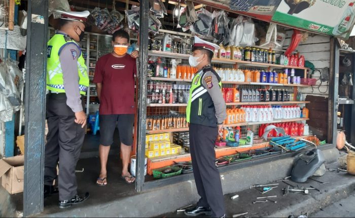 Anggota Satlantas Polres Kubar memberikan sosialisasi kepada para pedagang dan masyarakat untuk tidak lagi mempergunakan knalpot racing/brong. Foto : BorneoFlash.com/Lilis Suryani.  