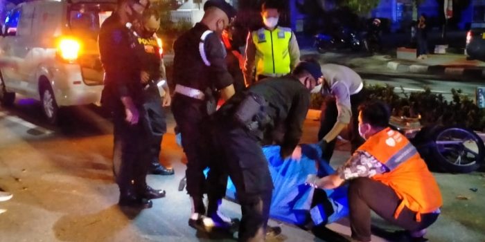 Brimob Kaltim Bantu Korban Laka Lantas Evakuasi Korban dan Pengaturan Lalu Lintas