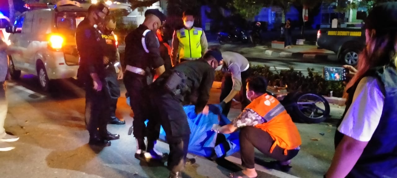 Brimob Kaltim Bantu Korban Laka Lantas Evakuasi Korban dan Pengaturan Lalu Lintas