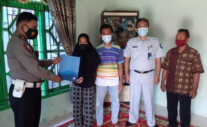 Santunan diberikan Jasa Raharja Kaltimra kepada ahli waris korban. Foto : HO.