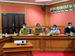 Sekdakab Kutai Barat, Ayonius saat pimpin kegiatan rapat koordinasi tentang rencana pemungutan retribusi parkir di pasar Olah Bebaya Melak. Foto : HO/Humas Protokol Pemkab Kubar.