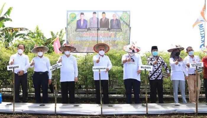 Gubernur Kaltim Isran Noor saat memberikan bantuan bibit tanaman holtikultura dan alat pertanian kepada para petani di Kutai Barat. Foto : BorneoFlash.com/Lilis Suryani.