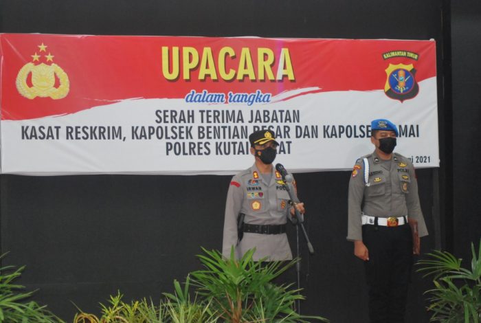 Kapolres Kutai Barat AKBP Irwan Yuli Prasetyo saat memimpin serahterima jabatan sejumlah perwira menengah di lingkungan Polres Kutai Barat. Foto : BorneoFlash.com/Lilis Suryani.