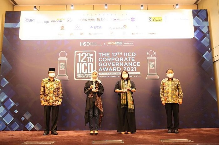 Group Head Corporate Secretary XL Axiata, Ranty Astari Rachman (kedua kiri) menerima penghargaan “The 12th IICD Corporate Governance Awards” di Jakarta beberapa waktu lalu. Foto : HO. Group Head Corporate Secretary XL Axiata, Ranty Astari Rachman (kedua kiri) menerima penghargaan “The 12th IICD Corporate Governance Awards” di Jakarta beberapa waktu lalu. Foto : HO.