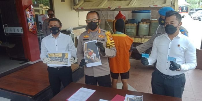 Konferensi pers penyalahgunaan BBM bersubsidi yang berlangsung di halaman Mapolresta Balikpapan pada Senin (14/6/2021). Foto : BorneoFlash.com/Muhammad Eko.