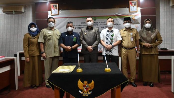 Bupati Paser dr. Fahmi Fadli bersama Ketua Pengadilan Negeri (PN) Tanah Grogot Boedi Haryantho usai melakukan Penandatangan Kesepakatan Bersama (PKS), yang berlangsung di ruang rapat Sadurengas, Sekretariat Pemerintah Kabupaten Paser. Senin (14/6/2021). Foto : BorneoFlash.com/Fitriani.