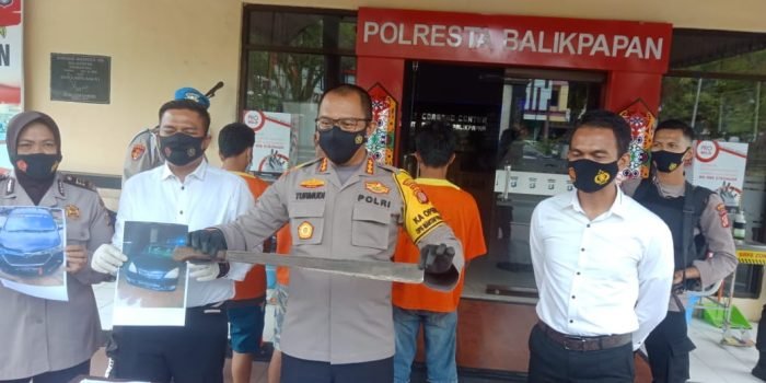 Kapolresta Balikpapan Kombes Pol Turmudi didampingi Kasat Reskrim Polresta Balikpapan Kompol Rengga Puspo Saputro menunjukan salah BB pencurian R4 di kawasan Kelurahan Baru Tengah, pada Senin (14/6/2021). Foto : BorneoFlash.com/Muhammad Eko.