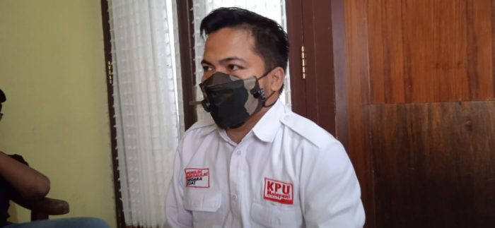 Abdul Qoyyim Rasyid, Ketua Komisi Pemilihan Umum (KPU) Paser saat ditemui di ruang kerjanya, Selasa (15/6/2021). Foto : BorneoFlash.com/Fitriani.