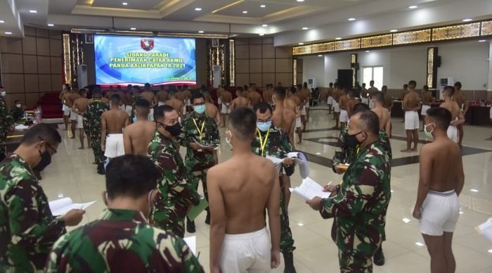 Kasdam VI/Mlw Pimpin Sidang Parade Catar Akmil Panda Kodam VI/Mlw TA 2021. Foto : HO.