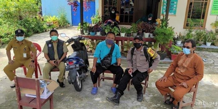 Pemerintah Kelurahan Batu Ampar menyambangi rumah duka yang meninggal lantaran Covid-19 pada Senin (14/6/2021). Foto : BorneoFlash.com/Muhammad Eko.