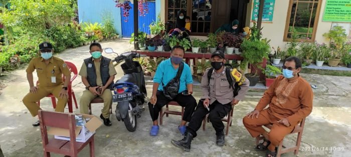 Pemerintah Kelurahan Batu Ampar menyambangi rumah duka yang meninggal lantaran Covid-19 pada Senin (14/6/2021). Foto : BorneoFlash.com/Muhammad Eko.