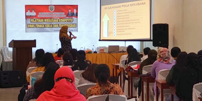 Kegiatan pelatihan kewirausahaan yang digelar Disnakertrans Kutai Barat di Hotel Sinar Mulia. Foto : BorneoFlash.com/Lilis Suryani.