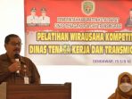 Sekdakab Kutai Barat, Ayonkus saat membuka kegiatan pelatihan wirausaha kompetitif di hotel Mulia Kutai Barat. foto : BorneoFlash.com/Lilis Suryani.